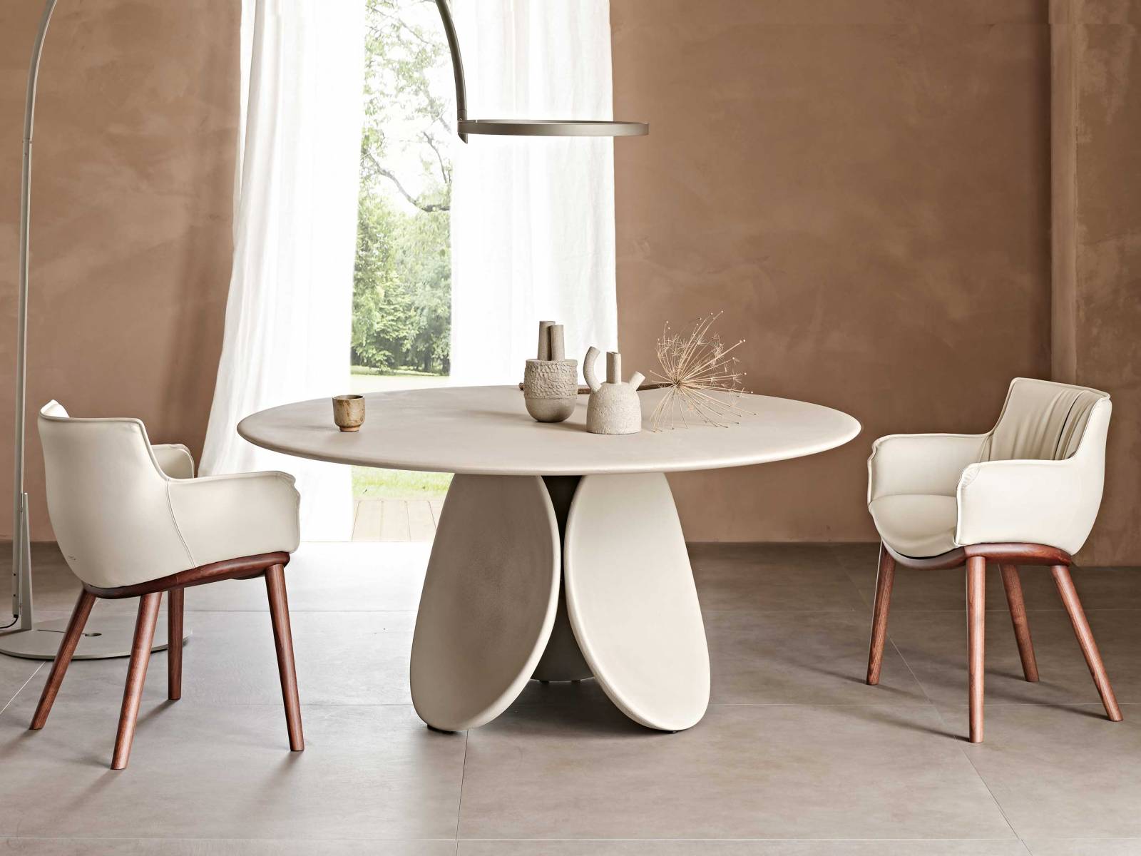 Der Energieverbrauch bei der Herstellung von «Maxim» ist klein, denn der Tisch wird aus Zement gegossen und erhält sein Finish, eine Lehm-Spachtel-Optik, von Hand. Letztere macht ihn sehr strapazierfähig und tauglich für den Innen- wie Aussenbereich. Design: Pio & Tito Toso. CATTELAN ITALIA.