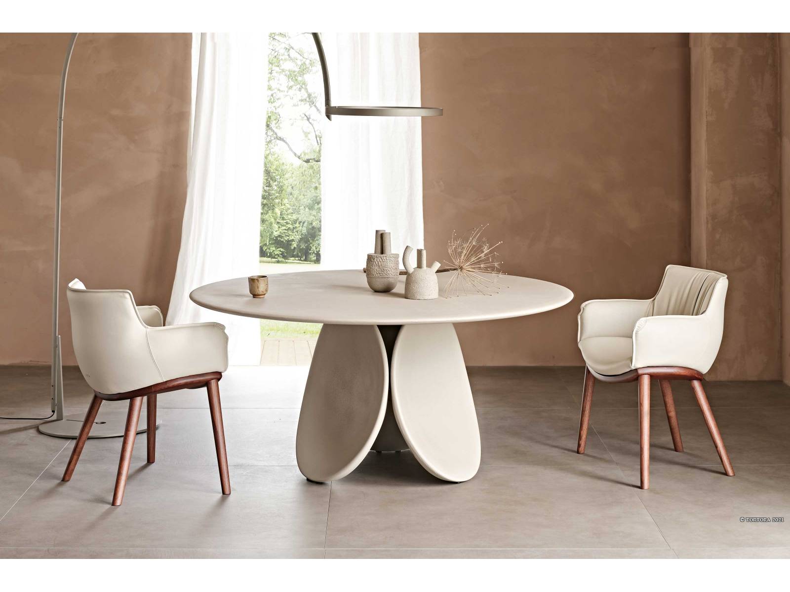 Der Energieverbrauch bei der Herstellung von «Maxim» ist klein, denn der Tisch wird aus Zement gegossen und erhält sein Finish, eine Lehm-Spachtel-Optik, von Hand. Letztere macht ihn sehr strapazierfähig und tauglich für den Innen- wie Aussenbereich. Design: Pio &amp; Tito Toso. CATTELAN ITALIA.