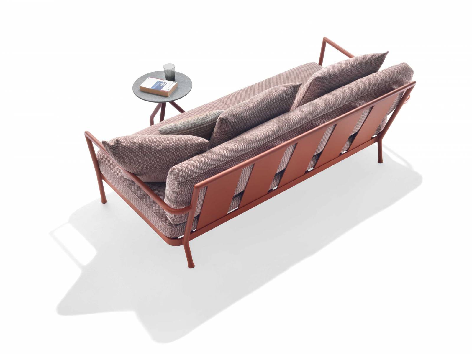 Lieblingsstück: Nicht nur die Farbkombination ist überzeugend, sondern auch die Materialeigenschaften des Outdoormöbels «Camargue». Antonio Citterio hat eine Kollektion aus leichtem Aluminium entworfen, die witterungsbeständig  und gleichzeitig leicht sowie stapelbar ist. Verschiedene Ausführungen erhältlich. FLEXFORM.