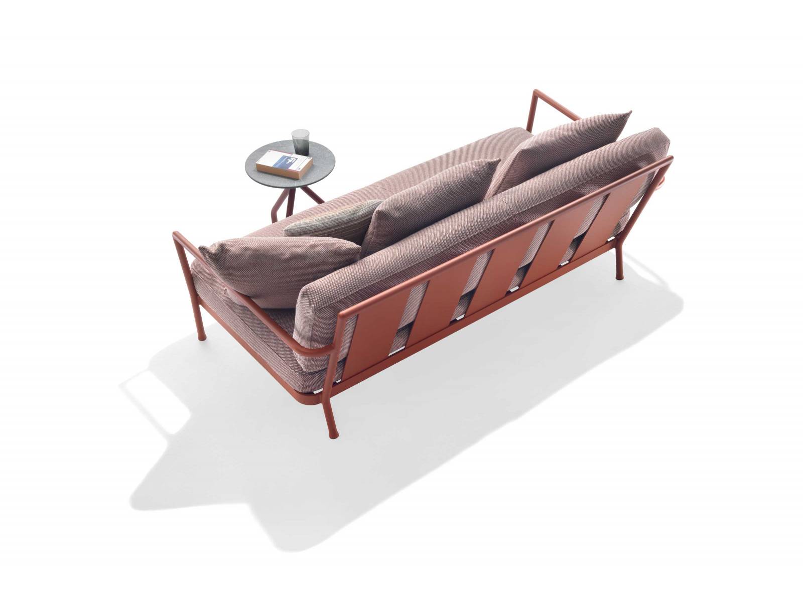 Lieblingsstück: Nicht nur die Farbkombination ist überzeugend, sondern auch die Materialeigenschaften des Outdoormöbels «Camargue». Antonio Citterio hat eine Kollektion aus leichtem Aluminium entworfen, die witterungsbeständig  und gleichzeitig leicht sowie stapelbar ist. Verschiedene Ausführungen erhältlich. FLEXFORM.