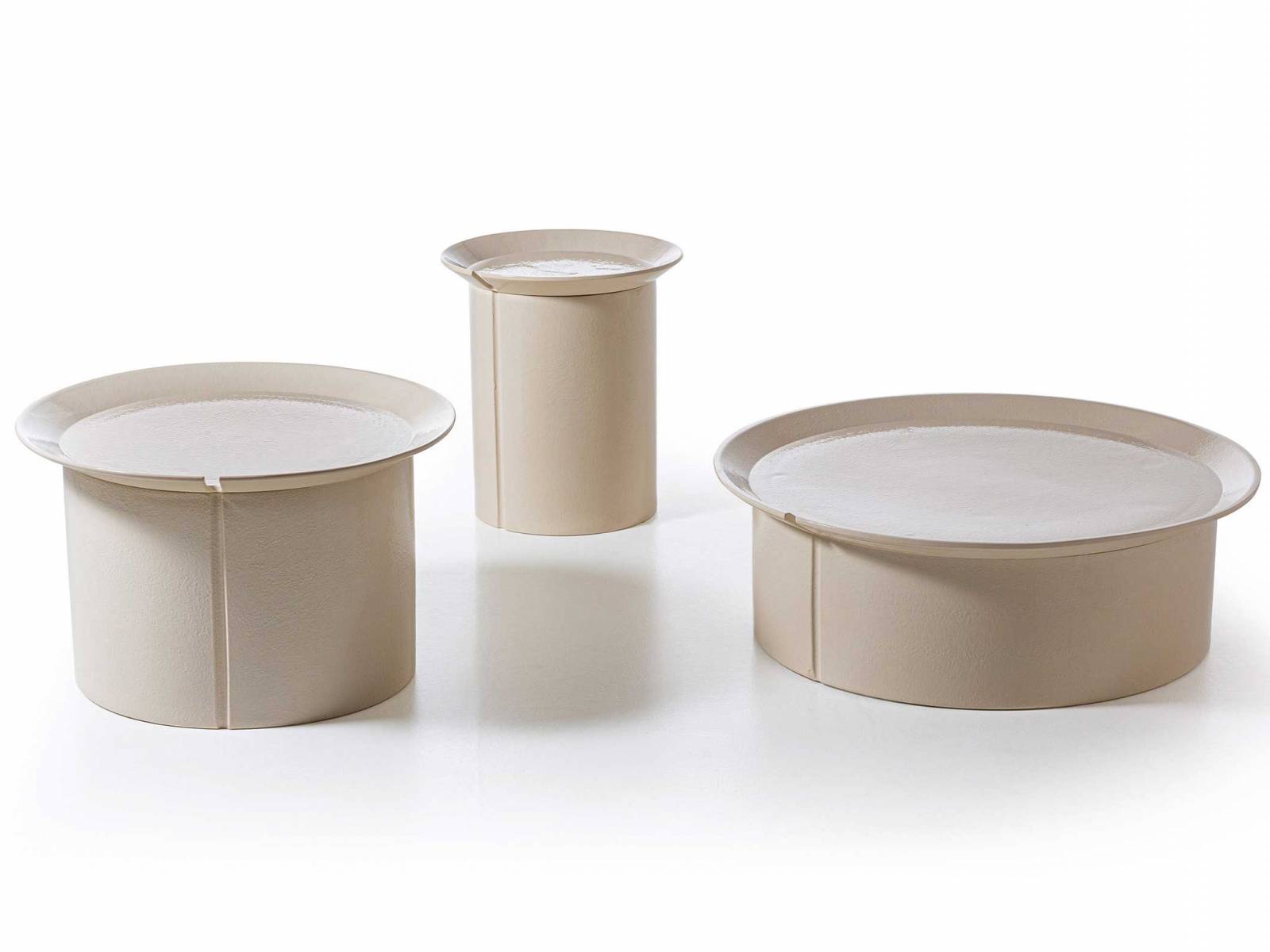 Mit Chiara Andreatti, Federica Biasi, Elena Sanguankeo und Paola Navone engagierte das italienische Unternehmen eine Riege bekannter Designerinnen, um traditionelle Materialien für den Aussenbereich auf moderne Weise zu interpretieren. Für die Platten von «Brise» wählte Federica Biasi Millgres, also emaillierten Stein, was die Beistelltische wetterfest macht. GERVASONI1882. 