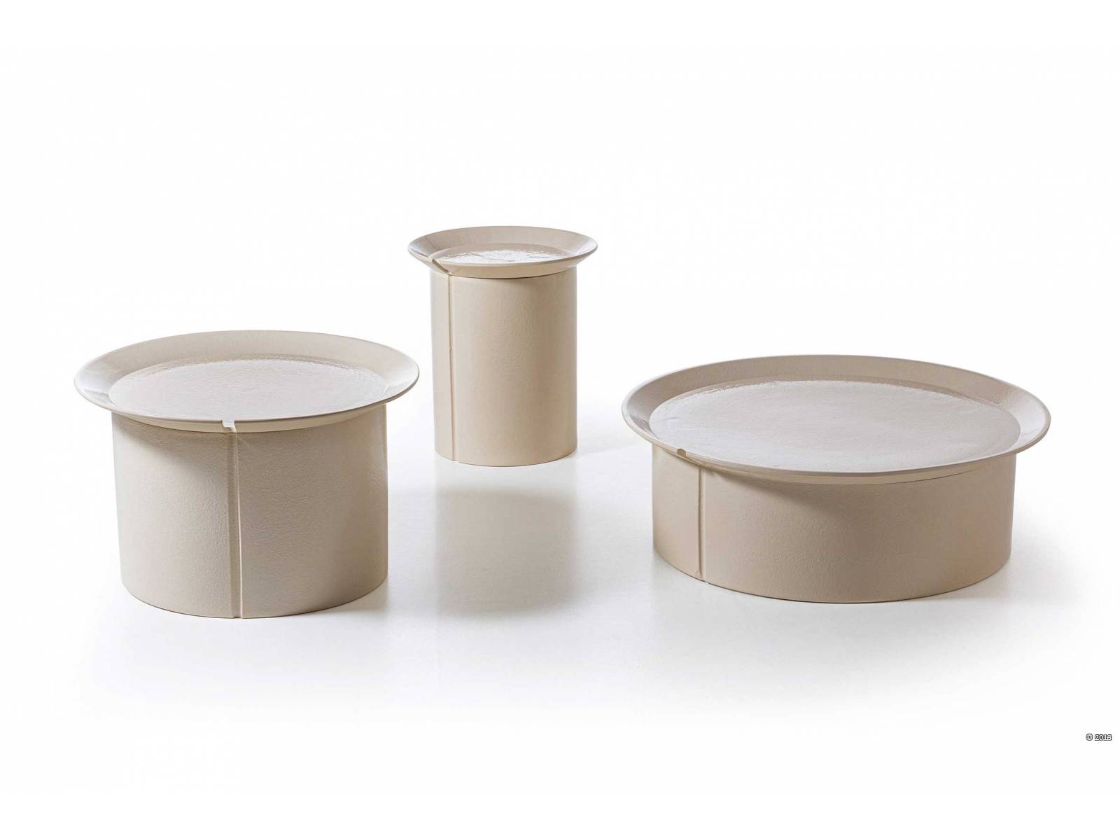 Mit Chiara Andreatti, Federica Biasi, Elena Sanguankeo und Paola Navone engagierte das italienische Unternehmen eine Riege bekannter Designerinnen, um traditionelle Materialien für den Aussenbereich auf moderne Weise zu interpretieren. Für die Platten von «Brise» wählte Federica Biasi Millgres, also emaillierten Stein, was die Beistelltische wetterfest macht. GERVASONI1882. 