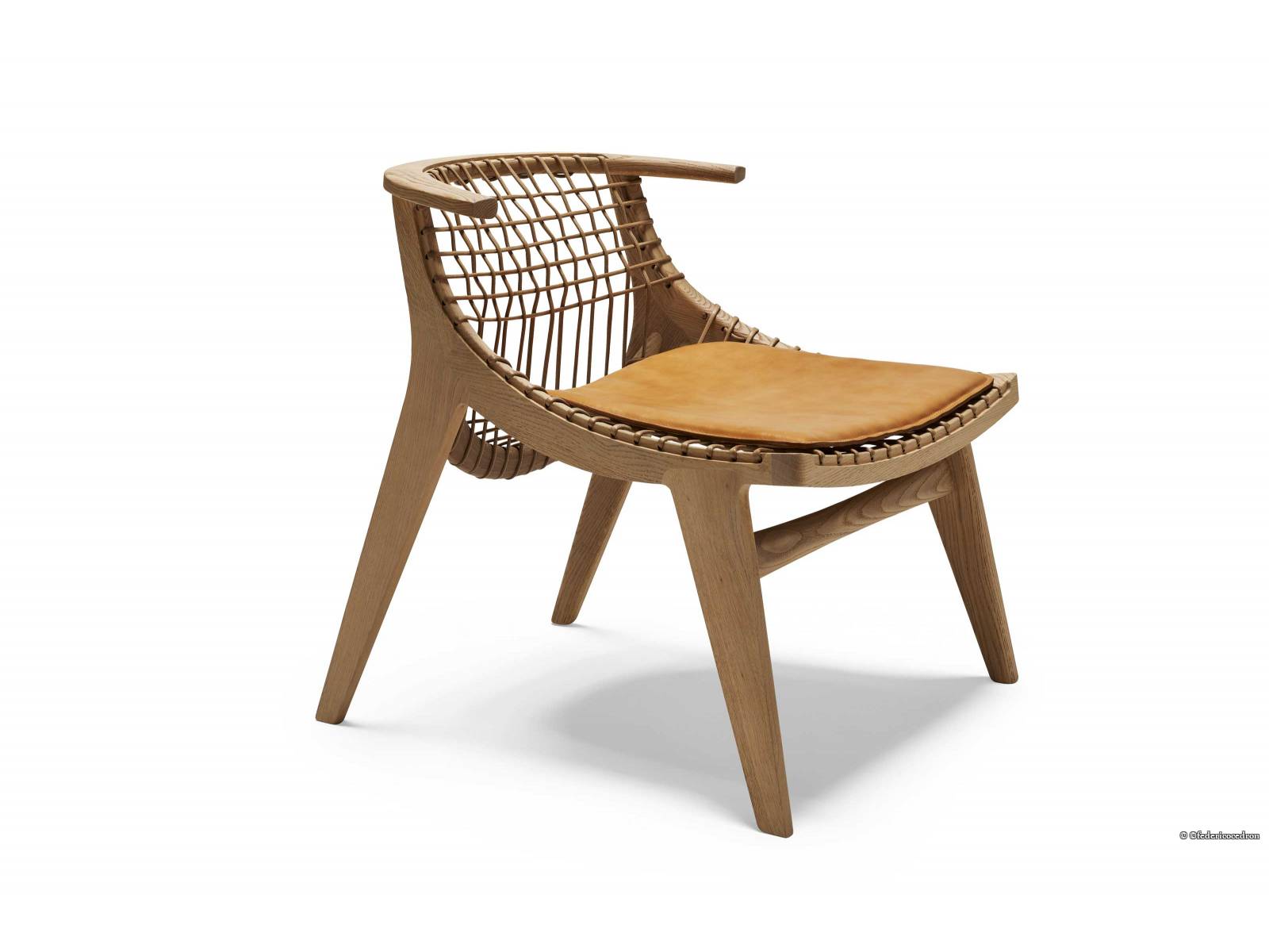 «Klismos» bedeutet auf Altgriechisch «Stuhl». Antonio Citterio designte nicht nur diesen, sondern gleich eine ganze Kollektion von Sitzmöbeln, die sich in ihrer Form an der klassischen griechischen Kultur orientieren. Auf den Rahmen aus Eichenholz ist eine verwobene Baumwollkordel zu Rückenlehne und Sitzfläche gespannt, auf der optional ein Lederkissen liegt. «Klismos» bedeutet auf Altgriechisch «Stuhl». Antonio Citterio designte nicht nur diesen, sondern gleich eine ganze Kollektion von Sitzmöbeln, die sich in ihrer Form an der klassischen griechischen Kultur orientieren. Auf den Rahmen aus Eichenholz ist eine verwobene Baumwollkordel zu Rückenlehne und Sitzfläche gespannt, auf der optional ein Lederkissen liegt. KNOLL.