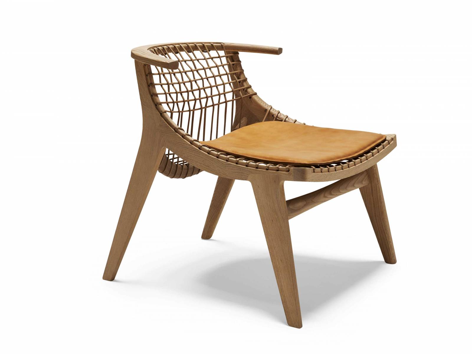 «Klismos» bedeutet auf Altgriechisch «Stuhl». Antonio Citterio designte nicht nur diesen, sondern gleich eine ganze Kollektion von Sitzmöbeln, die sich in ihrer Form an der klassischen griechischen Kultur orientieren. Auf den Rahmen aus Eichenholz ist eine verwobene Baumwollkordel zu Rückenlehne und Sitzfläche gespannt, auf der optional ein Lederkissen liegt. «Klismos» bedeutet auf Altgriechisch «Stuhl». Antonio Citterio designte nicht nur diesen, sondern gleich eine ganze Kollektion von Sitzmöbeln, die sich in ihrer Form an der klassischen griechischen Kultur orientieren. Auf den Rahmen aus Eichenholz ist eine verwobene Baumwollkordel zu Rückenlehne und Sitzfläche gespannt, auf der optional ein Lederkissen liegt. KNOLL.