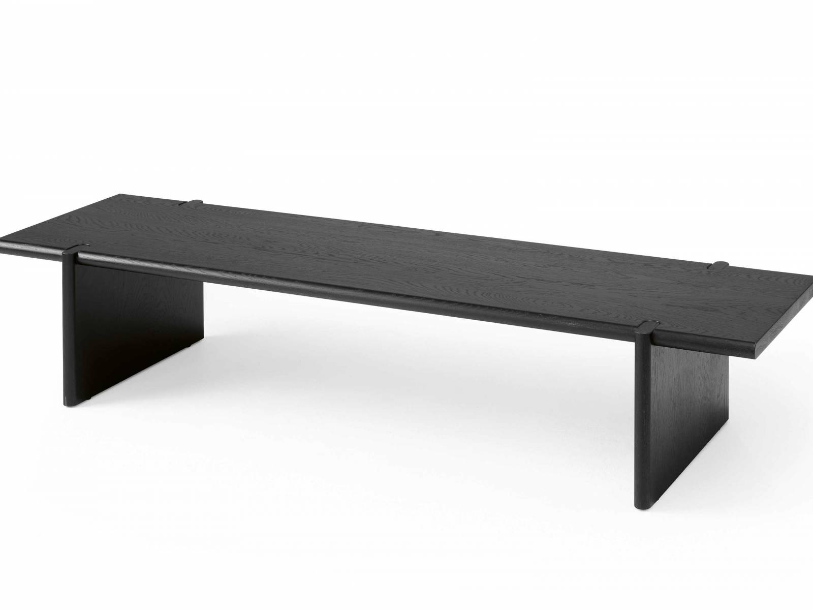 Nicht die Farbe steht hier im Vordergrund, sondern die Form. Denn die Holzelemente des schönen Couchtisches greifen wie Puzzleteile ineinander. Aus massiver Eiche in allen Beizfarben oder in Natur erhältlich. Design: Hanne Willmann. LEOLUX.