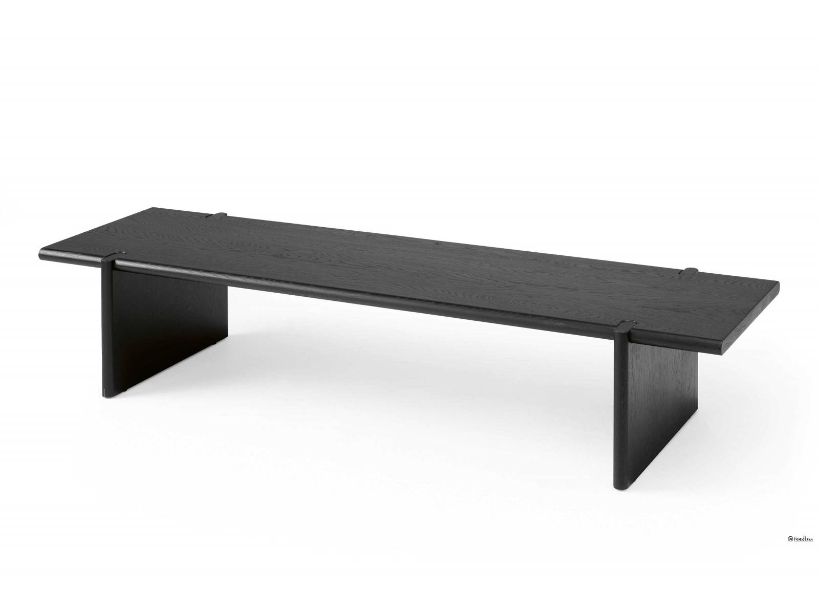 Nicht die Farbe steht hier im Vordergrund, sondern die Form. Denn die Holzelemente des schönen Couchtisches greifen wie Puzzleteile ineinander. Aus massiver Eiche in allen Beizfarben oder in Natur erhältlich. Design: Hanne Willmann. LEOLUX.