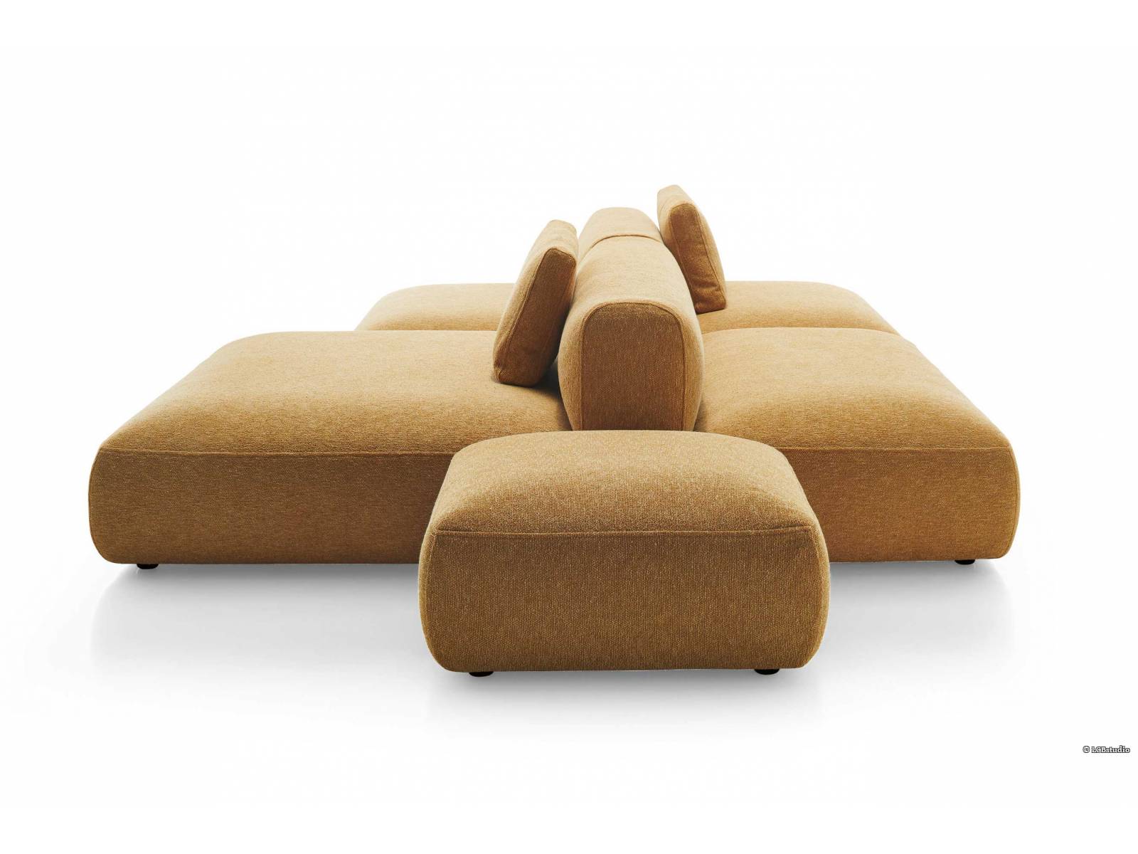 Das Sitzmöbel «Cosy Island» hält, was sein Name verspricht. Der italienische Hersteller präsentierte in diesem Jahr mehrere Designs, die die alte Strenge zugunsten runder, organischerer Formen nicht wirklich vermissen liessen. Design: Francesco Rota. Foto: Lorenzo Cappellini Baio. MDF ITALIA.