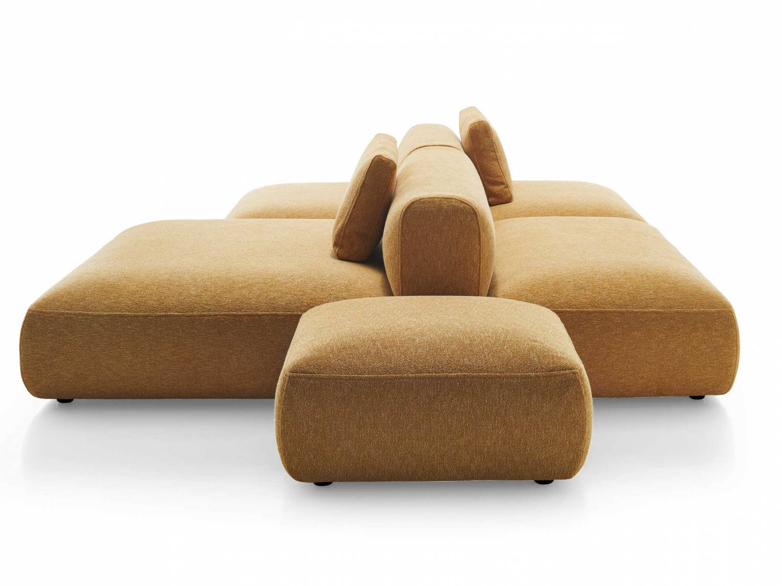 Das Sitzmöbel «Cosy Island» hält, was sein Name verspricht. Der italienische Hersteller präsentierte in diesem Jahr mehrere Designs, die die alte Strenge zugunsten runder, organischerer Formen nicht wirklich vermissen liessen. Design: Francesco Rota. Foto: Lorenzo Cappellini Baio. MDF ITALIA.