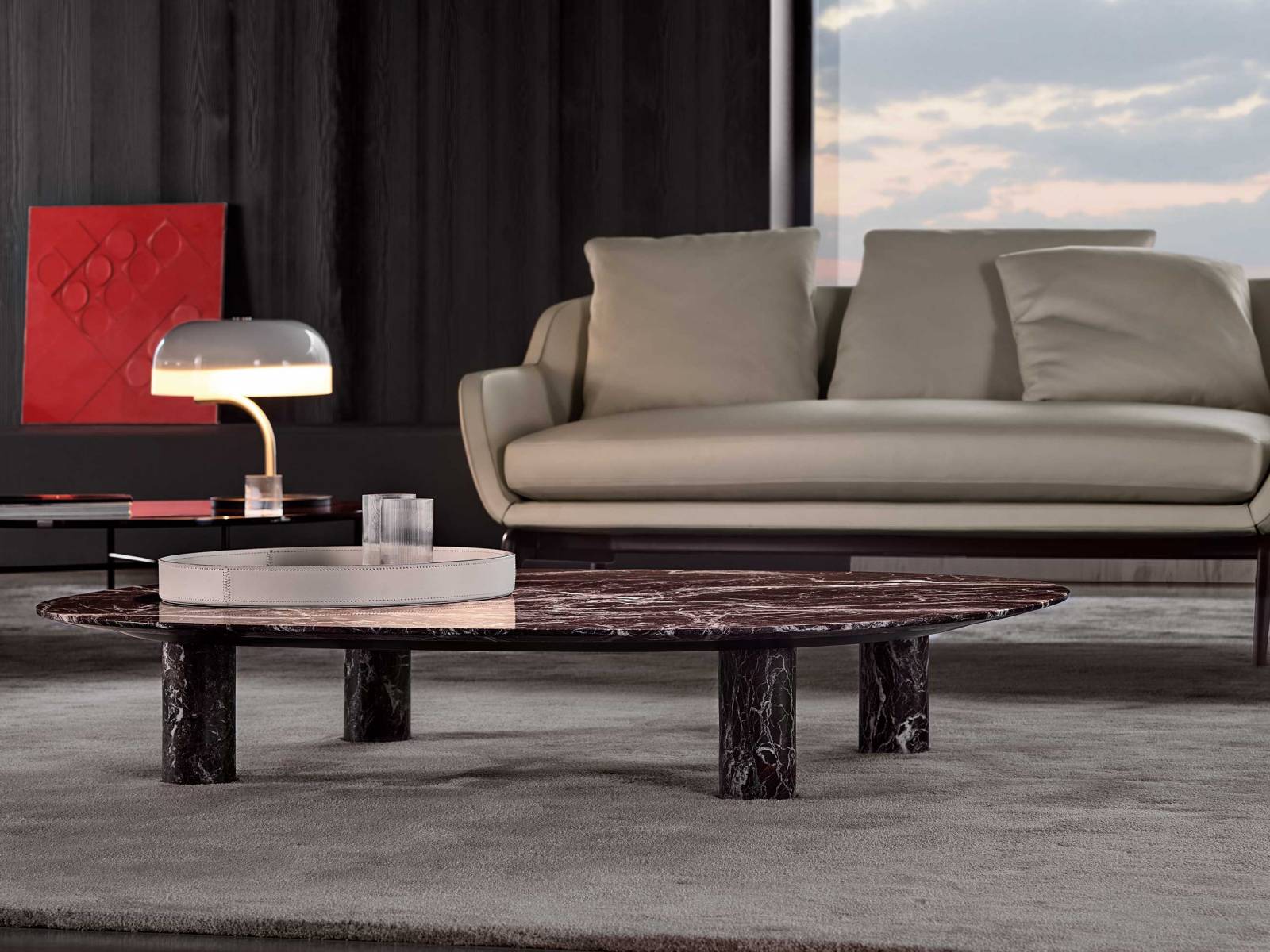«Gladstone» ist vom Design der 1970er-Jahren inspiriert: Vier massive zylindrische Beine tragen eine ovale Platte, die dank ihrer Ausbuchtung nahezu filigran wirkt. Der Beistelltisch ist aus Marmor gefertigt und entfaltet seine ästhetische Kraft dank einer speziellen Polierbehandlung, die ihn matt und seidig macht. Die Marmorarten wie Rosso Levanto sind so ausgewählt, dass sie sich gut mit den anderen Möbeln des Herstellers kombinieren lassen. Design: Rodolfo Dordoni. MINOTTI.