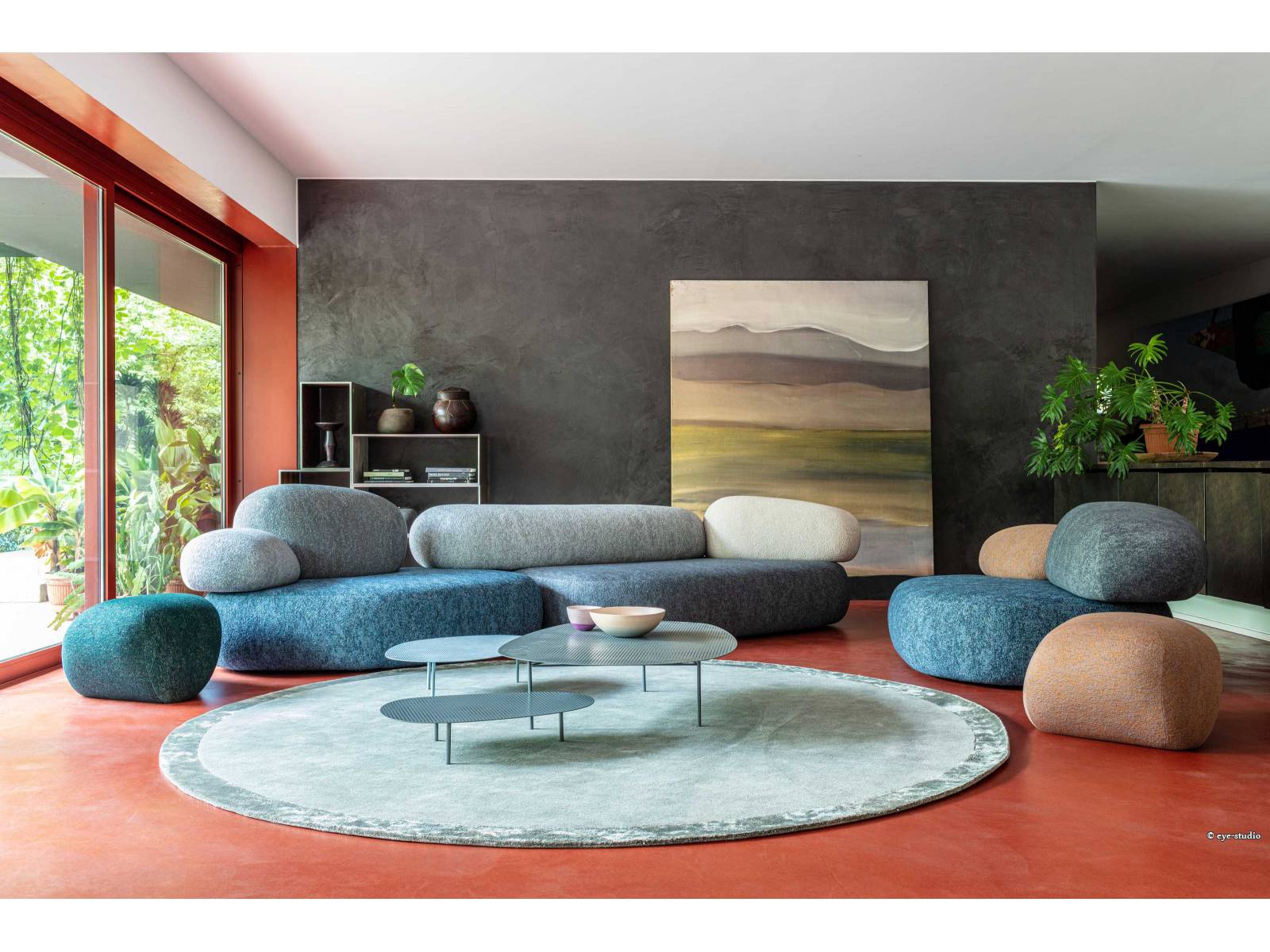 «Pebble Rubble» heisst die neue Polsterkollektion des Designerinnenduos Front, die wirkt, als habe Wasser die Poufs, Sessel und Sofa-Module rundgewaschen. Die Schwedinnen liessen sich von den Felsformationen an den Seen, Flüssen und in den Wäldern ihrer Heimat inspirieren. MOROSO.