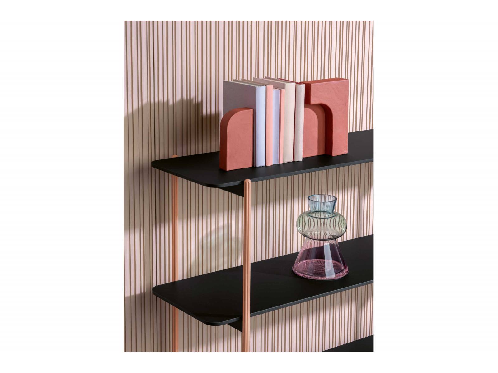 «Blume» heisst die Kollektion des deutschen Designers Sebastian Herkner, deren Erkennungsmerkmal ein blumenförmiges Profil aus stranggepresstem Aluminium aufgreift. Nun ergänzt «Blume System» die Linie mit Bücherregalsystemen und Nachttischen. Schön ist die Kombination mit roséfarbigen Profilen und schwarzen Regalböden. Foto: Andrea Garuti. PEDRALI.