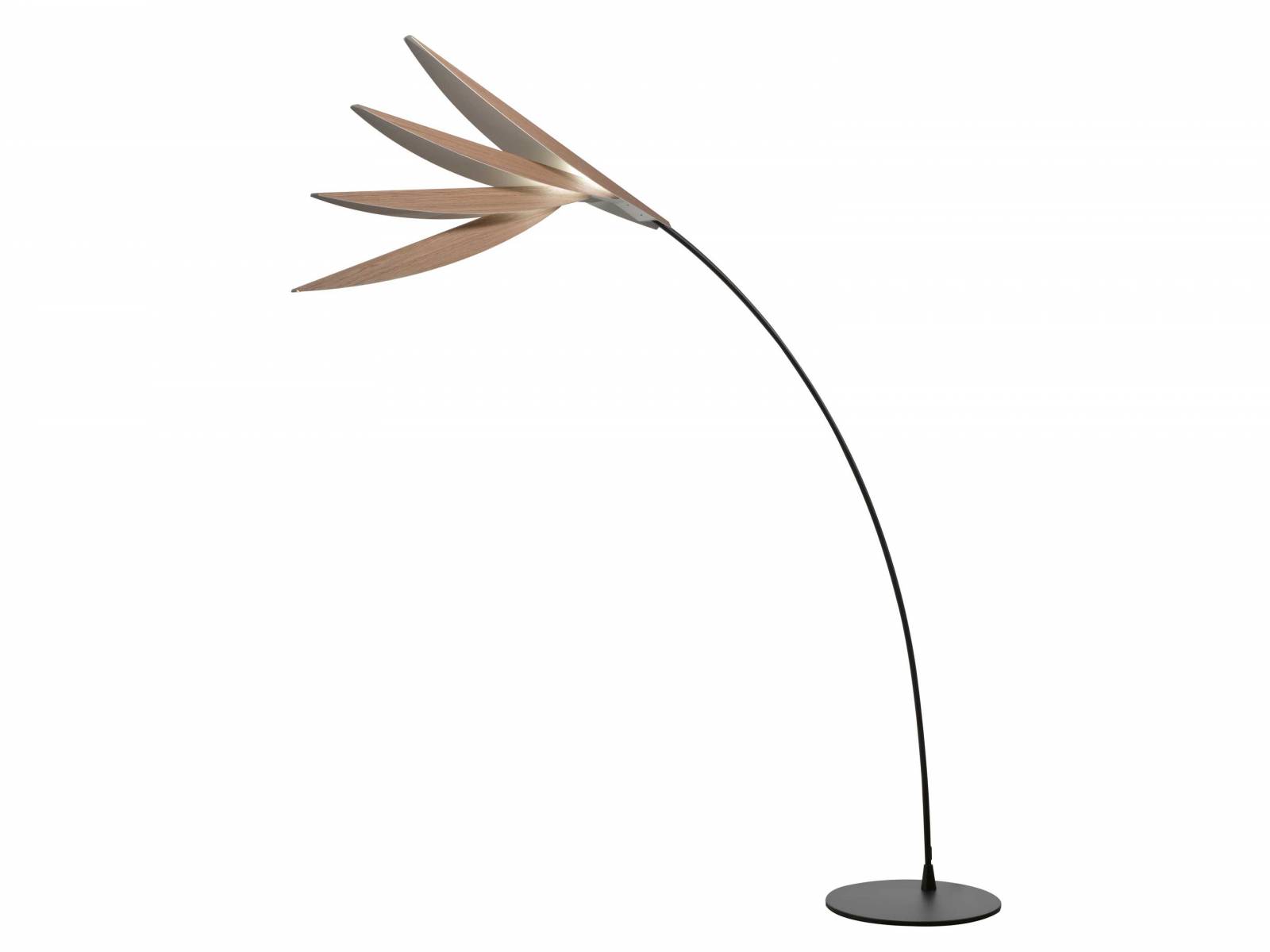 Mit «Flou» zelebriert Sophie Larger die Wiederholung eines Moduls: Der furnierte Schirm der Stehleuchte entfächert sich wie die Blütenblätter eine Strelizie. ROCHE BOBOIS.