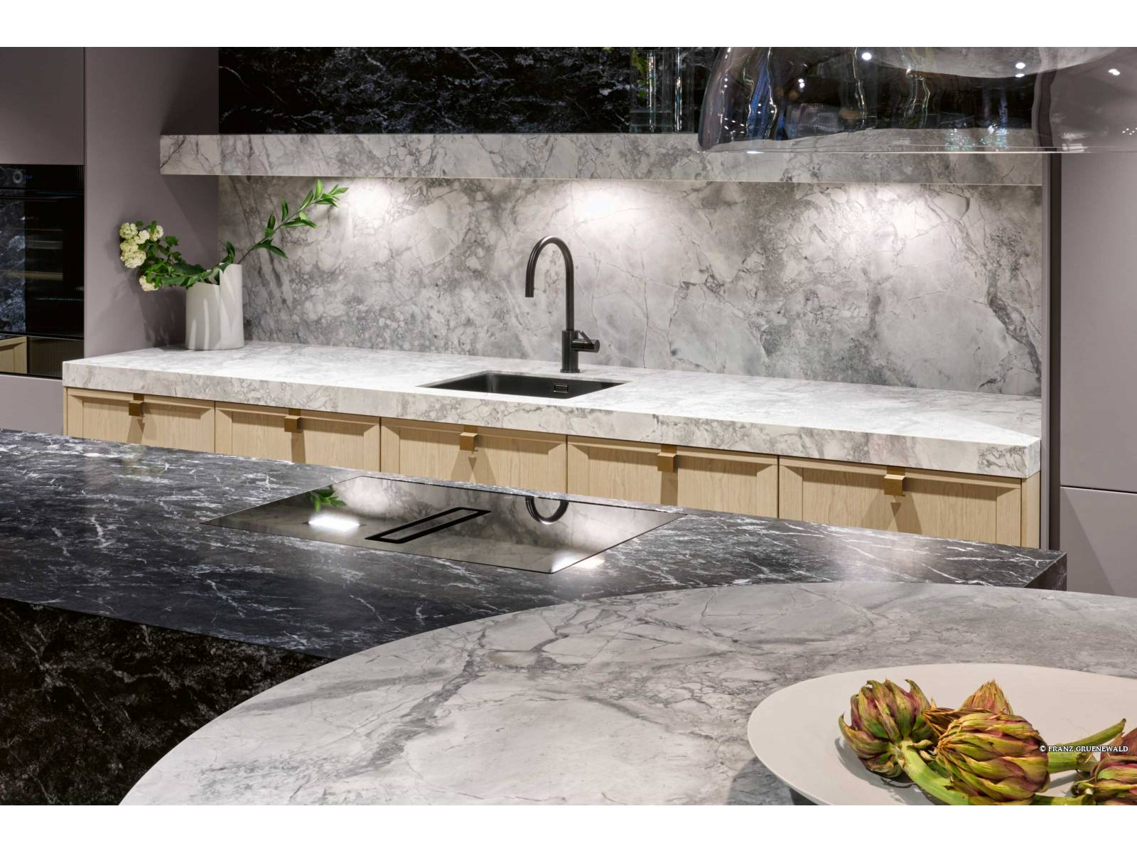 Minimalistisch, schlicht und doch stets wohnlich – der deutsche Hersteller setzt mit dem neuen Küchen-möbelprogramm «Mondial» auf individuellen Luxus und die Materialien Holz, Keramik und Glas. SIEMATIC.