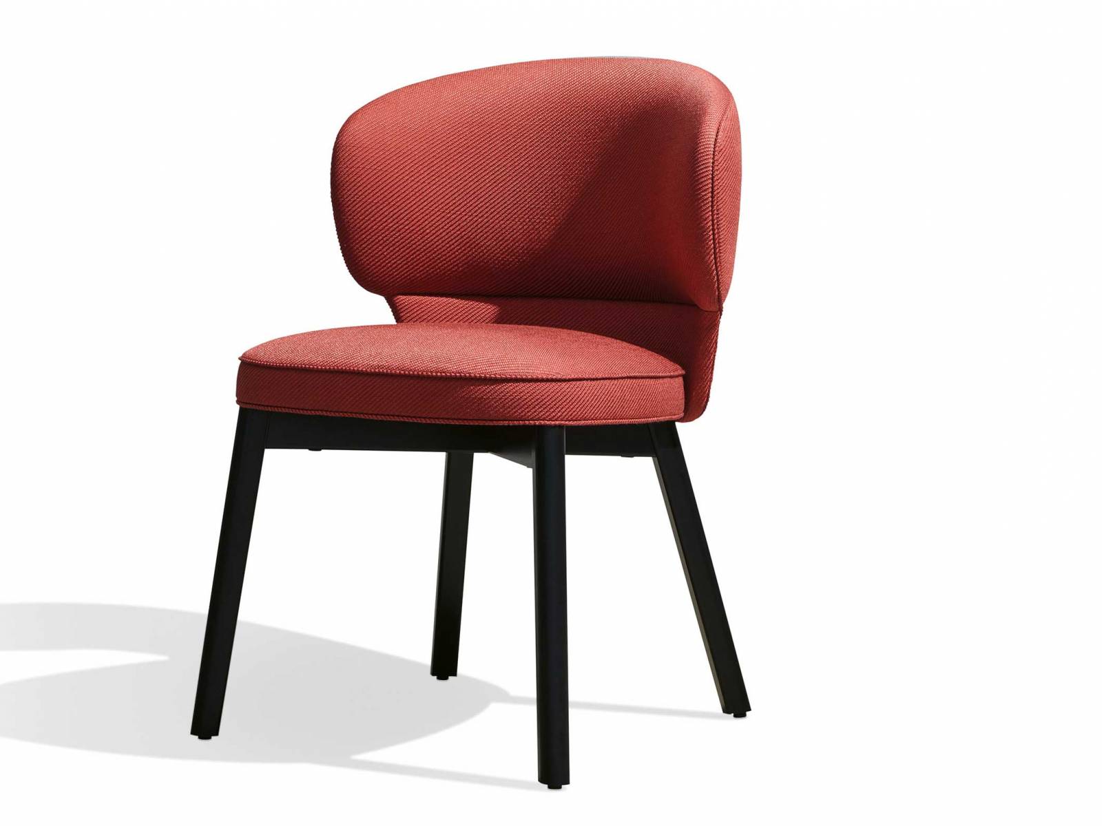 «Morton» ist der beste Begleiter beim Essen oder im Büro. Der bequeme Polsterstuhl von Designer Sebastian Herkner zeichnet sich durch seine zweiteilige Rückenpolsterung aus, die den Körper sanft umschliesst. Apropos Farbe: Es gibt ihn unicolor, auf Wunsch können Sitz und Rückenunterteil auch in einer zum oberen Rückenpolster kontrastierenden Farbe bezogen werden. WITTMANN.