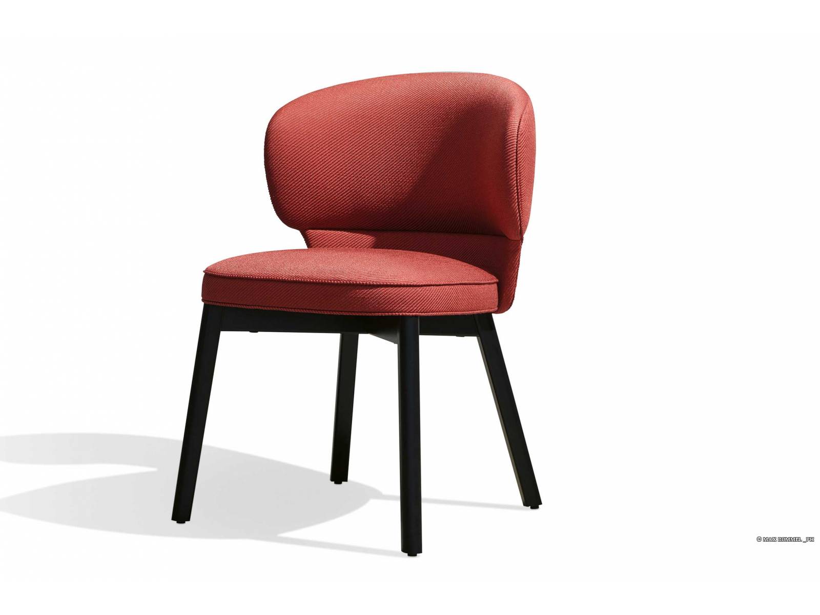 «Morton» ist der beste Begleiter beim Essen oder im Büro. Der bequeme Polsterstuhl von Designer Sebastian Herkner zeichnet sich durch seine zweiteilige Rückenpolsterung aus, die den Körper sanft umschliesst. Apropos Farbe: Es gibt ihn unicolor, auf Wunsch können Sitz und Rückenunterteil auch in einer zum oberen Rückenpolster kontrastierenden Farbe bezogen werden. WITTMANN.