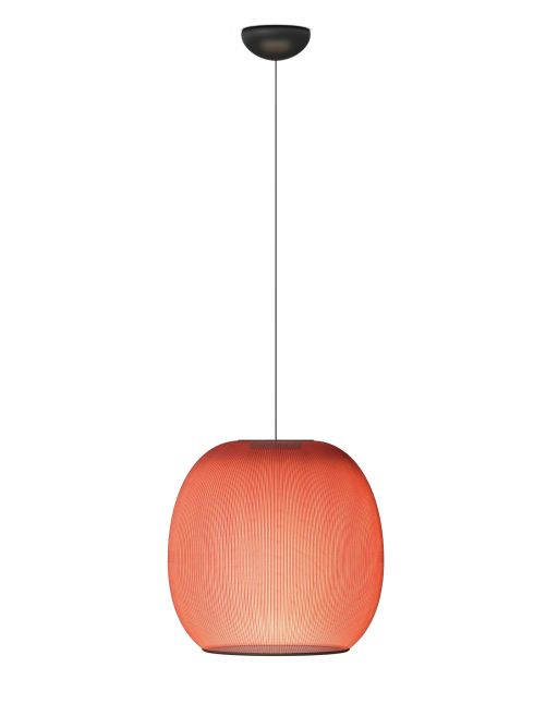 Ichiro Iwasaki denkt mit der Leuchte «Closer» den Bereich zwischen Terrasse und Wohnraum neu; ihr sanftes Licht unterstreicht den fliessenden Übergang zwischen innen und aussen. vibia.com