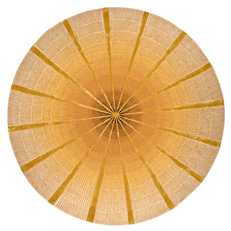 Von den kreisförmigen Hütten der UreinwohnerInnen im Amazonasdorf Mayupa inspiriert, zelebriert die venezolanische Künstlerin Claudia Lavegas den Kreis mit dem handgetufteten Teppich «Churuatas» als universelles Symbol für Perfektion und Ewigkeit. sergelesage.com