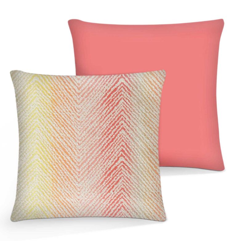 Mit einer stimmungsvollen Outdoor-Kollektion feiert die französische Marke das Leben unter freiem Himmel. Dazu gehören die Kissen «Formentera» von Designer Philippe Bouix. rochebobois.com