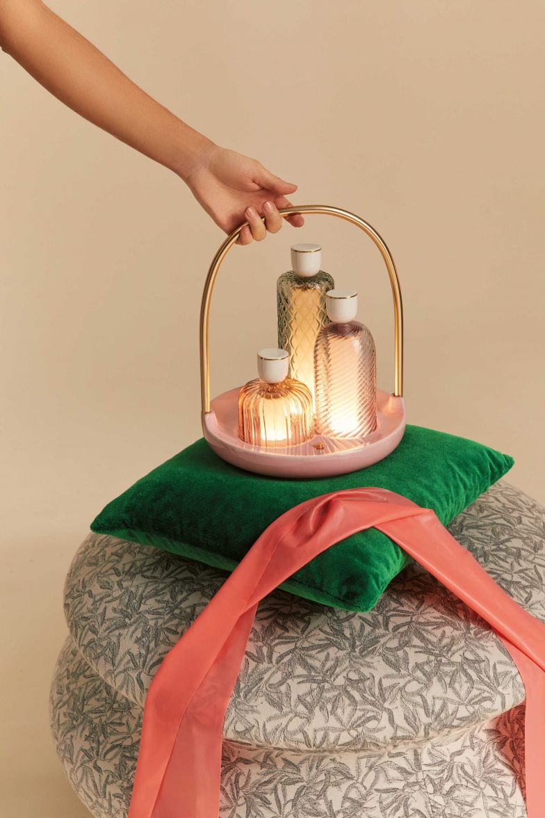 Bekannt ist Ginori seit jeher für seine Porzellan-Kollektionen. Nun geht das Unternehmen einen Schritt weiter: Zusammen mit Rubelli und Barovier & Toso hat es die Wohnkollektion «Domus» entwickelt, die Stoffe, Möbel und Leuchten umfasst. Im Bild: Pouf «Dulcis» mit dem Stoff «Ondori» von Rubelli; die mundgeblasenen Leuchten «Trinitas» aus Muranokristall sind von Barovier & Toso. GINORI1735.COM / RUBELLI.COM / BAROVIER.COM