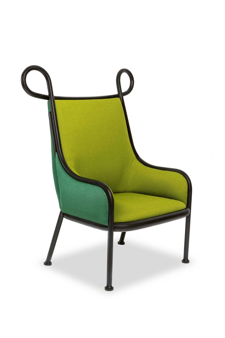 Wer ihn sieht und seinen Namen hört, hat umgehend ein Bild vor Augen: «Mickey» ist einladend, farbenfroh, freundlich und zaubert mit seinen grossen Ohren ein Lächeln aufs Gesicht. Entworfen hat den Loungesessel die international bekannte Designerin India Mahdavi.  GEBRUEDERTHONETVIENNA.COM