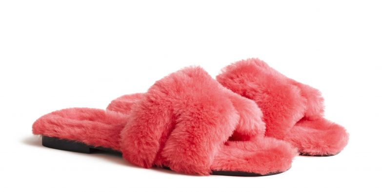 Langsam ist der Sommer vorbei, aber mit dem Lammfell lassen sich die Sandalen «Oran» auch an herbstlichen Tagen noch tragen. Die Fellversion gibt es in verschiedenen Farben, hier in der Ausführung Rose du Désert. HERMES.COM