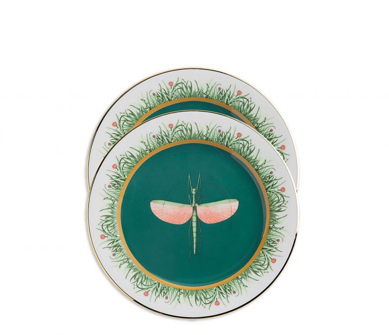 Der Moment, als sich die Libelle kurz zum Ausruhen auf eine Blumenwiese setzt, wurde hier eingefangen und kunstvoll als Motiv auf diesen Tellern verewigt. Sie gehören zur Kollektion «Libellula», die auch Platzteller, Espressotassen und Henkelbecher mit Deckel umfasst. LADOUBLEJ.COM