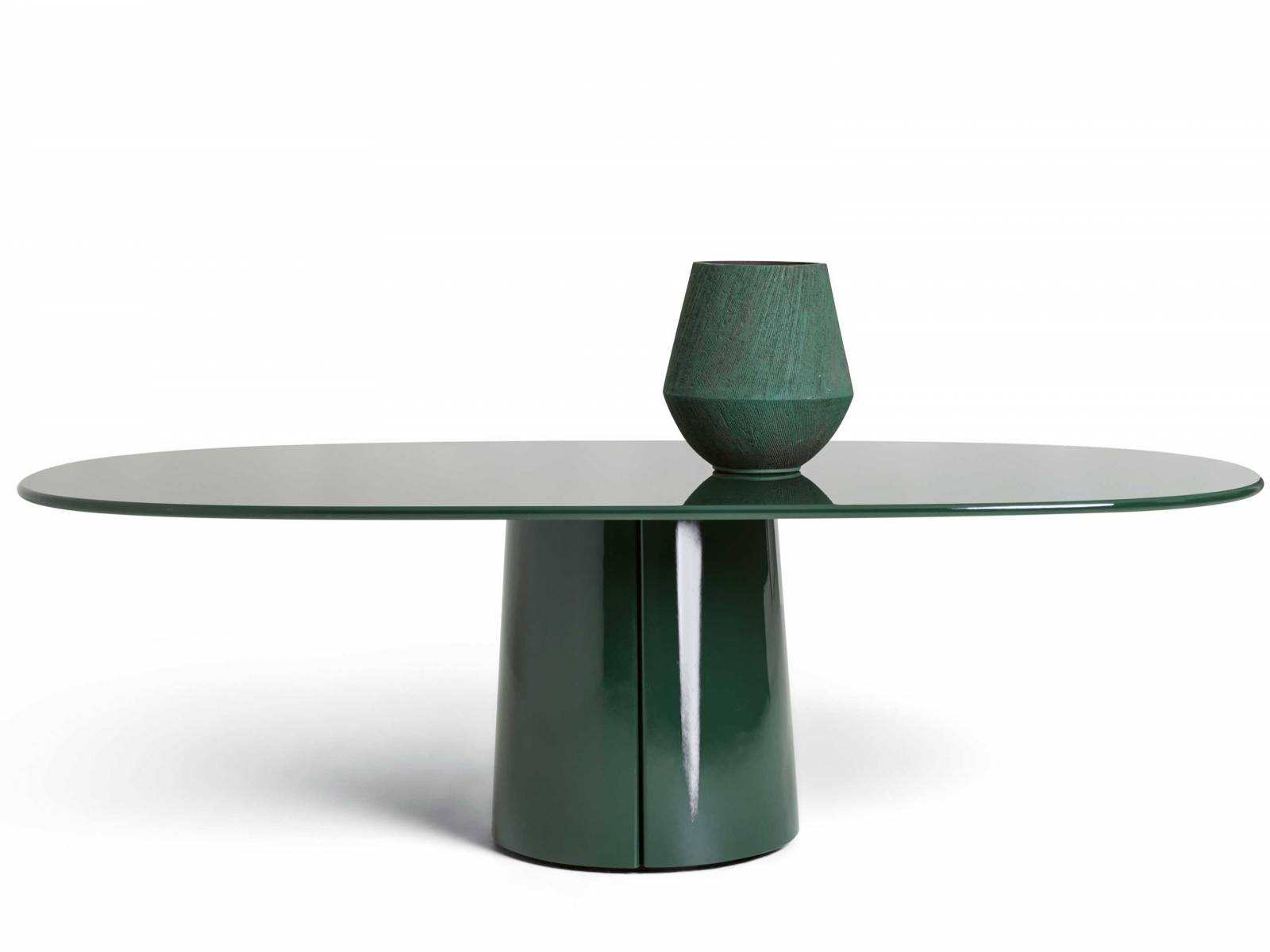 Mit dem Tisch «Mateo» hat Vincent van Duysen ein echtes Objekt für den Essbereich geschaffen. Erhältlich in Edelholz oder Hochglanzlack in Farben wie sattem Tannengrün und kräftigem Bordeaux. MOLTENI & C.
