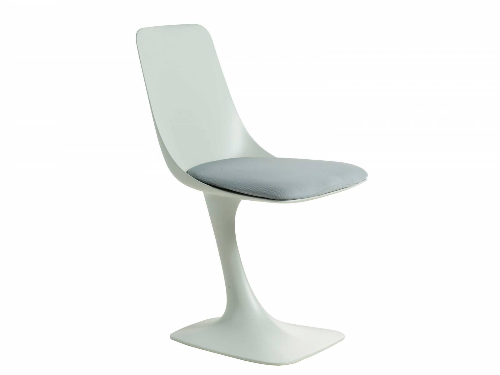 Das Prinzip des Stuhls «Arum» ist eine durchgehende Linie, die von der Basis ausgeht, sich in einem einzelnen Fuss fortsetzt und in der Mitte der Rückenlehne ein Rückgrat bildet. Design: Sacha Lakic. Foto: Nicolas Gallon. ROCHE BOBOIS.