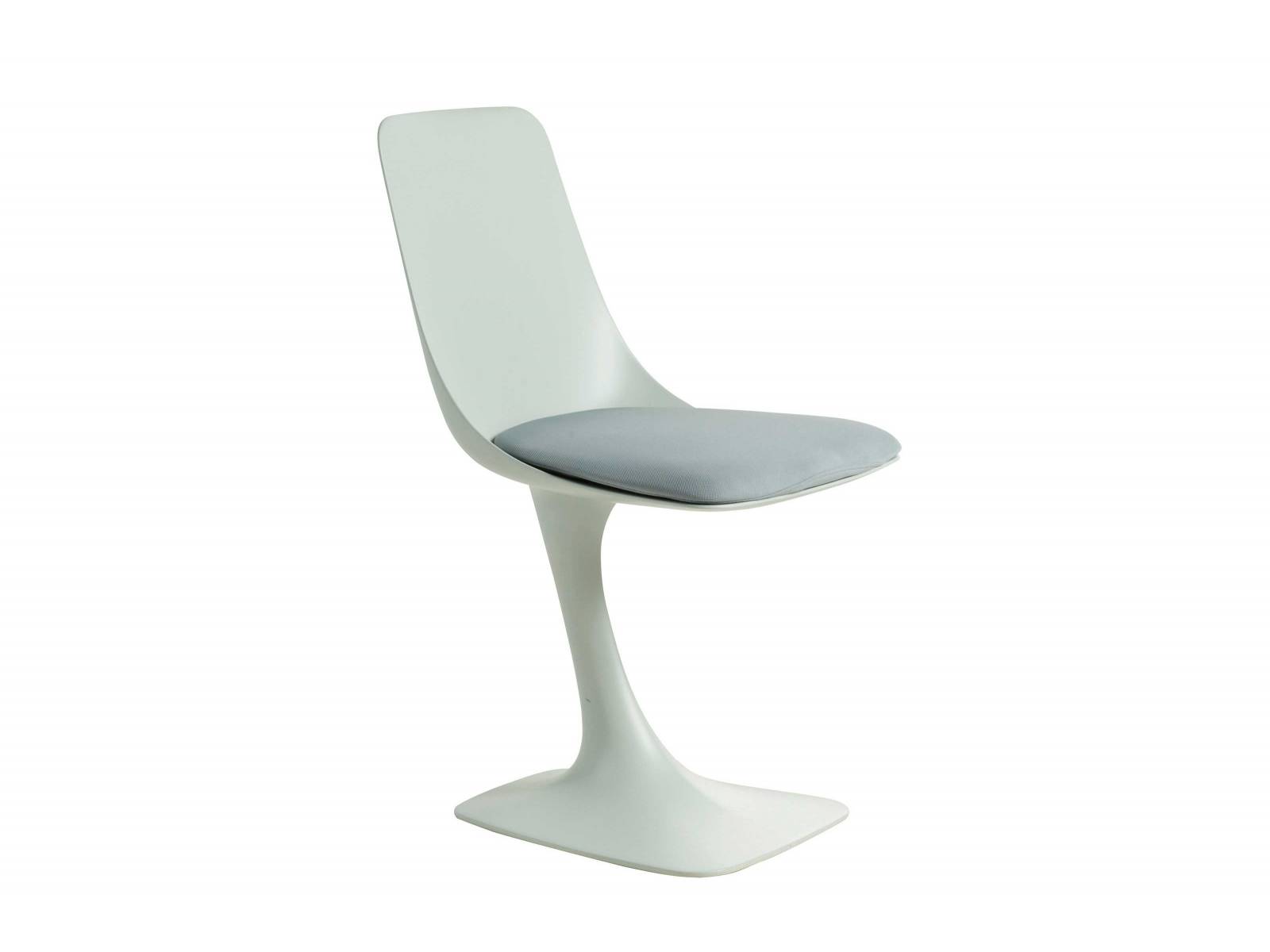 Das Prinzip des Stuhls «Arum» ist eine durchgehende Linie, die von der Basis ausgeht, sich in einem einzelnen Fuss fortsetzt und in der Mitte der Rückenlehne ein Rückgrat bildet. Design: Sacha Lakic. Foto: Nicolas Gallon. ROCHE BOBOIS.