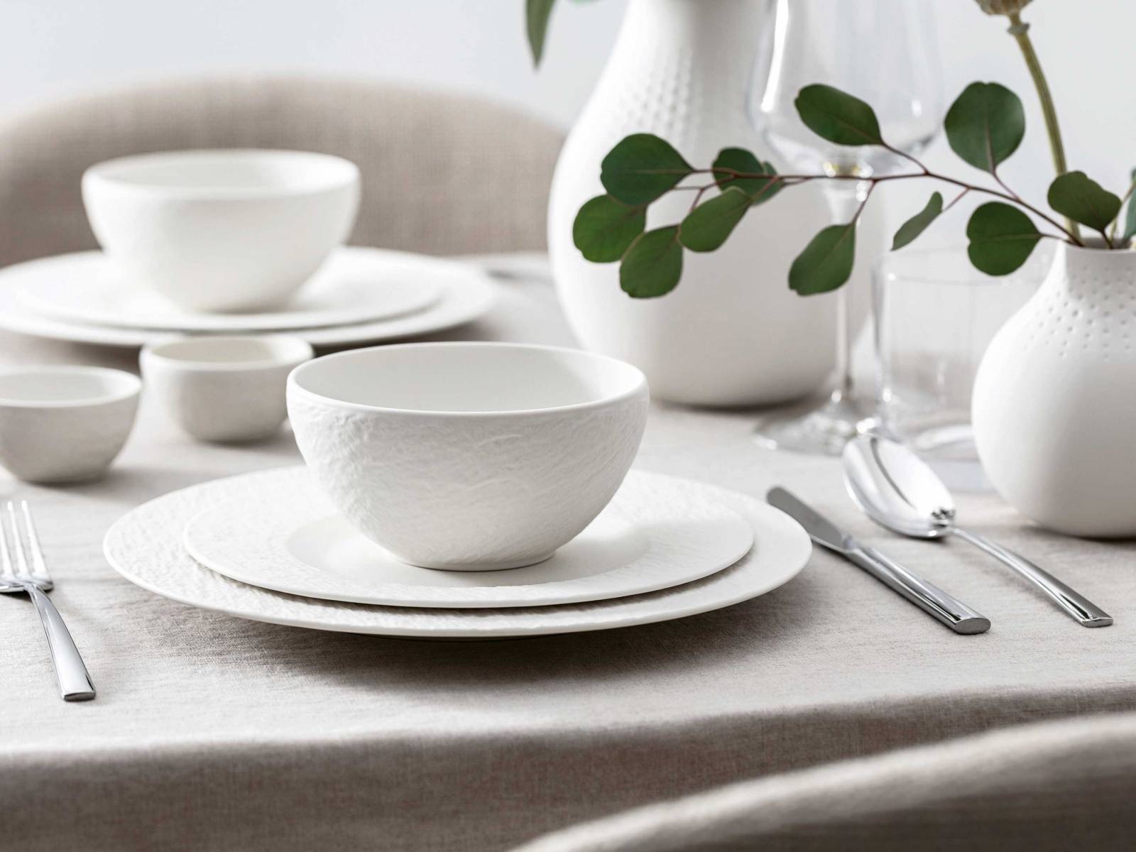 Gegensätze ziehen sich an, und so lässt sich das Service «Rock» in matter Schieferoptik wunderbar mit der eher filigranen Besteckkollektion «Piedmont» kombinieren. VILLEROY & BOCH.