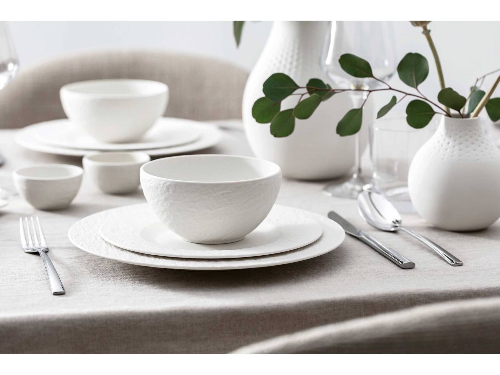 Gegensätze ziehen sich an, und so lässt sich das Service «Rock» in matter Schieferoptik wunderbar mit der eher filigranen Besteckkollektion «Piedmont» kombinieren. VILLEROY &amp; BOCH.