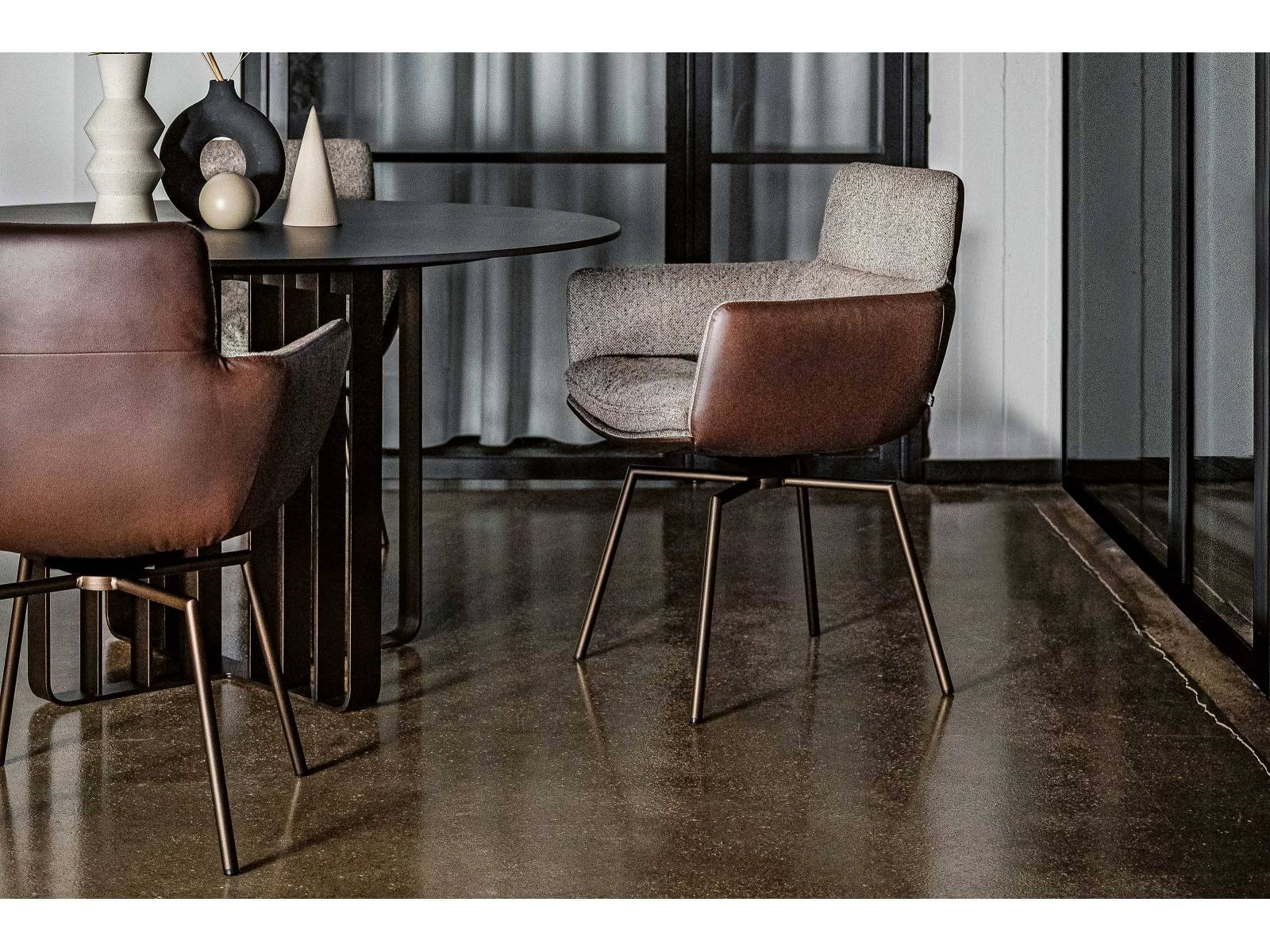 Gerade Linien, feine Rundungen und lässige Falten verbinden sich beim Stuhl «Faye» zu einem ausdrucksstarken Design, für das es in diesem Jahr ein neues Gestell gibt. KFF.