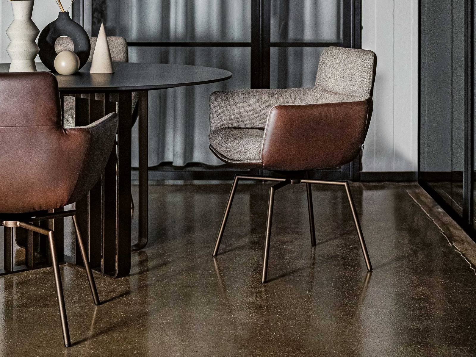 Gerade Linien, feine Rundungen und lässige Falten verbinden sich beim Stuhl «Faye» zu einem ausdrucksstarken Design, für das es in diesem Jahr ein neues Gestell gibt. KFF.