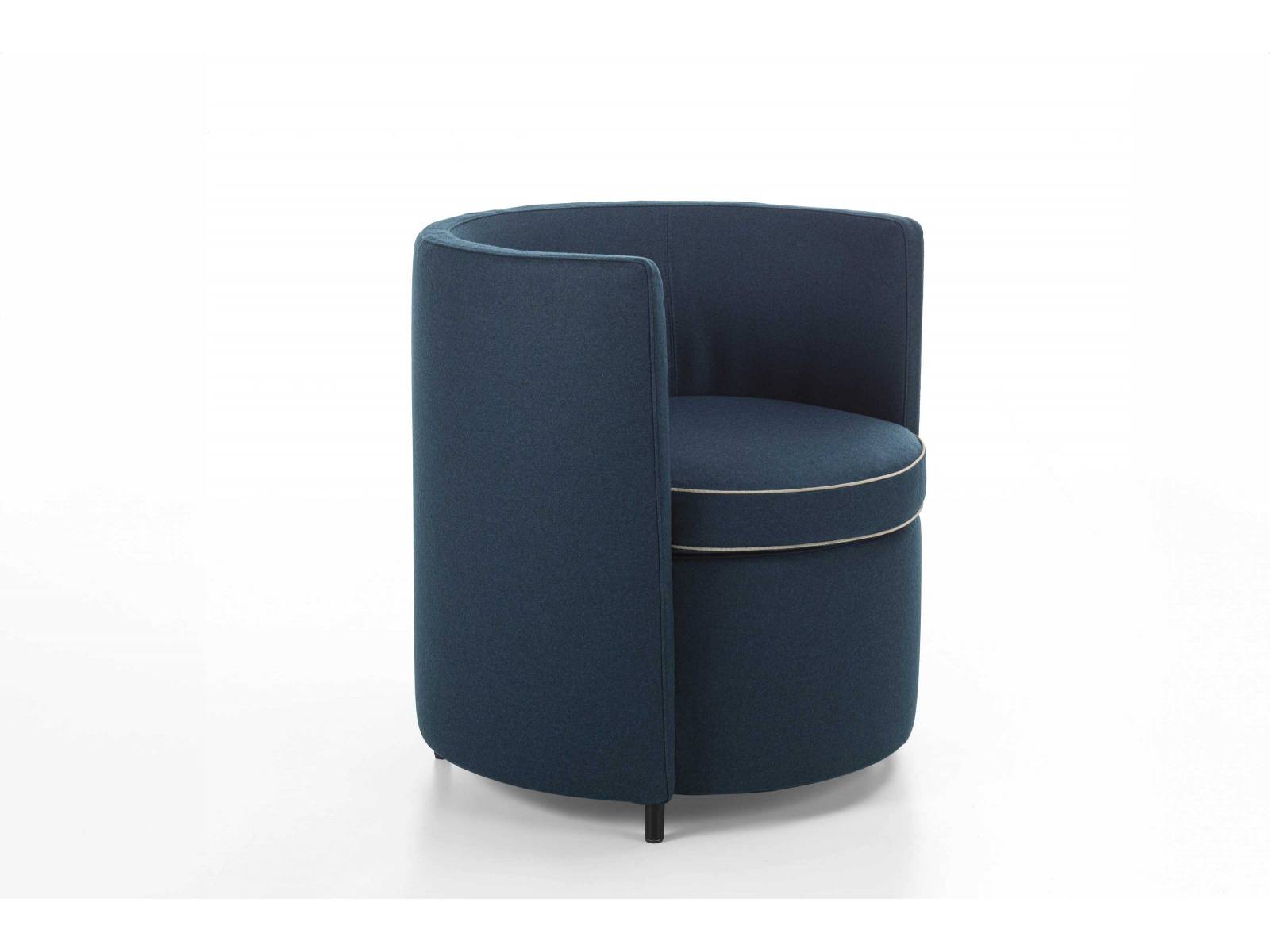 Klein und rund - das ist «Lou» von David Lopez Quincoces. Der süsse Cocktailsessel betont seine Rundungen mit einem Keder, die Rückenlehne geht in die Armlehnen über und sorgt für perfektes Anlehnen. FRIGERIO.