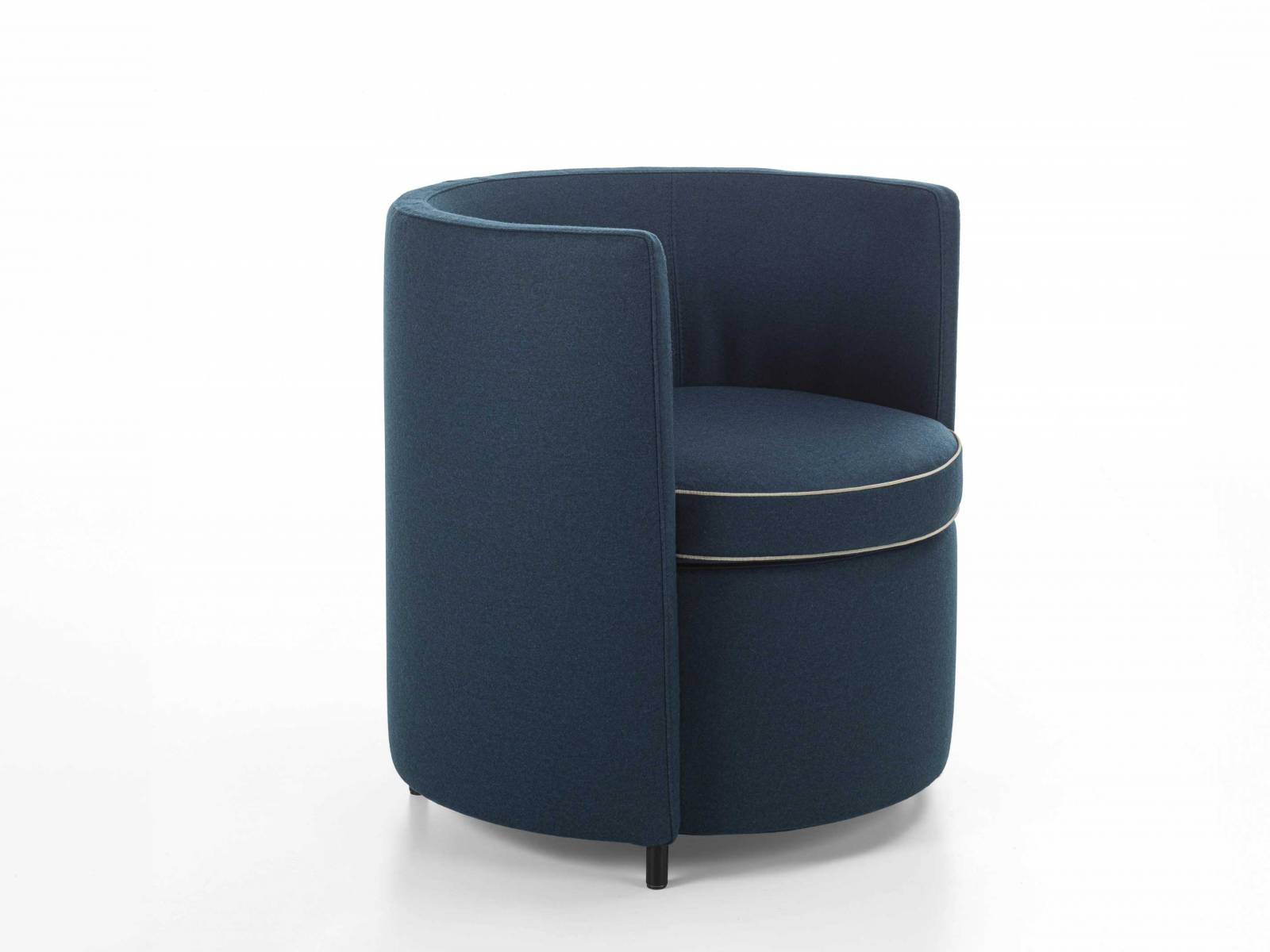 Klein und rund - das ist «Lou» von David Lopez Quincoces. Der süsse Cocktailsessel betont seine Rundungen mit einem Keder, die Rückenlehne geht in die Armlehnen über und sorgt für perfektes Anlehnen. FRIGERIO.