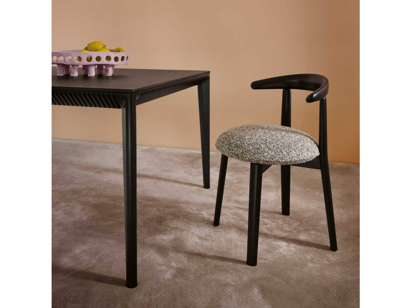 Mit dem Tisch «Adèle» entdeckt Philippe Nigro das Ornament als Stilelement der österreichischen Designgeschichte neu. Auf die bequem nach innen abgeschrägte Zarge setzt er einen umlaufenden Fries aus einzeln gefrästen Einkerbungen. WITTMANN.