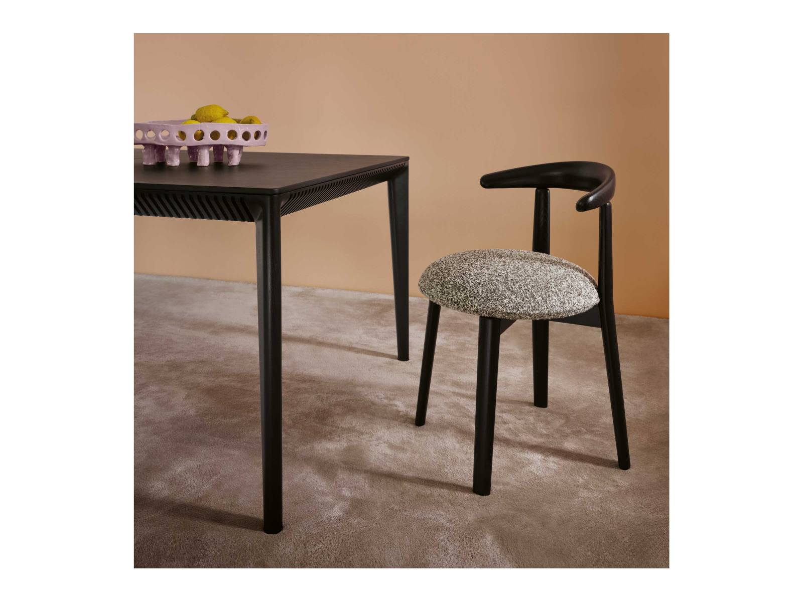 Mit dem Tisch «Adèle» entdeckt Philippe Nigro das Ornament als Stilelement der österreichischen Designgeschichte neu. Auf die bequem nach innen abgeschrägte Zarge setzt er einen umlaufenden Fries aus einzeln gefrästen Einkerbungen. WITTMANN.