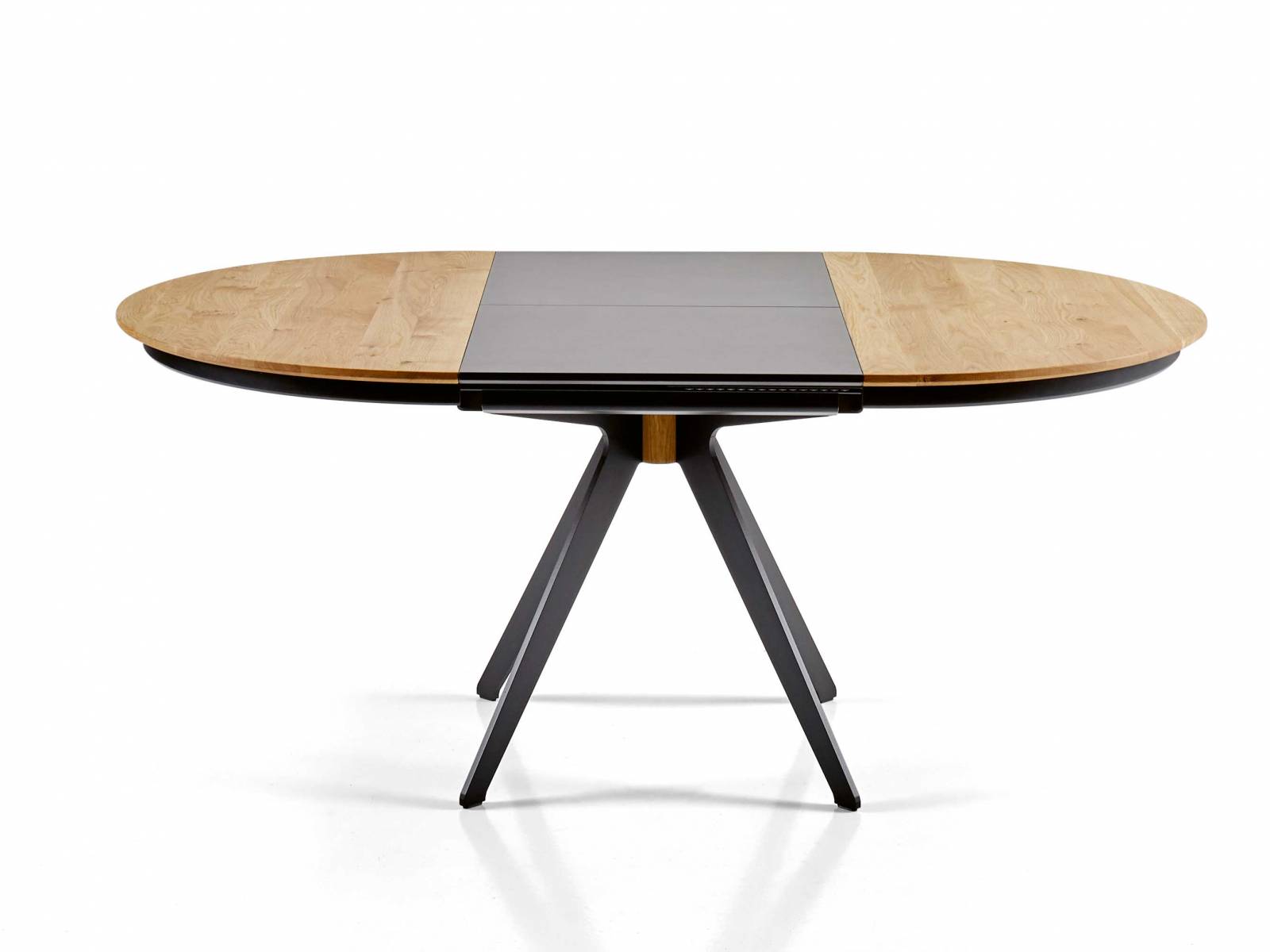 Der in der Schweiz hergestellte Tisch «Bandera rund» ist mit Massivholz- oder Glasplatte erhältlich. Wer ab und zu mehr Platz für Gäste braucht, wählt das ausziehbare Modell, das den Tisch um 60 cm vergrössert. SEETALSWISS.