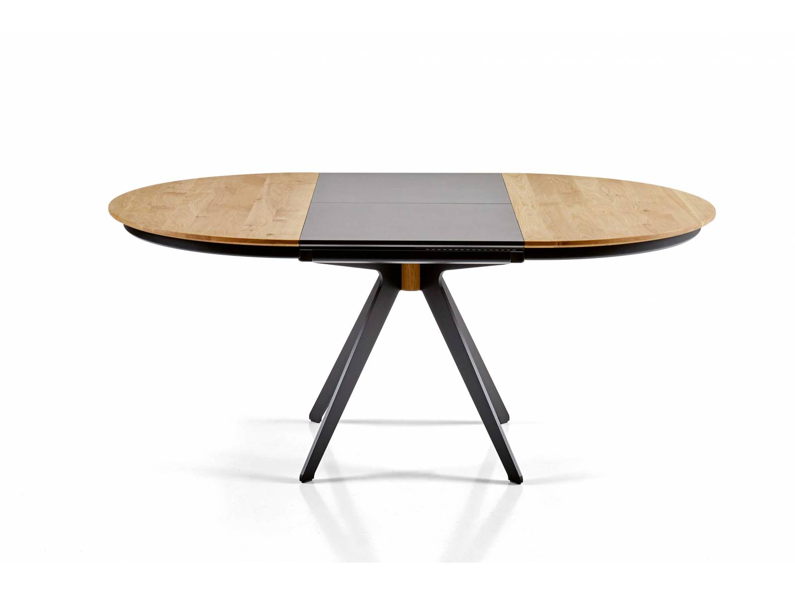 Der in der Schweiz hergestellte Tisch «Bandera rund» ist mit Massivholz- oder Glasplatte erhältlich. Wer ab und zu mehr Platz für Gäste braucht, wählt das ausziehbare Modell, das den Tisch um 60 cm vergrössert. SEETALSWISS.