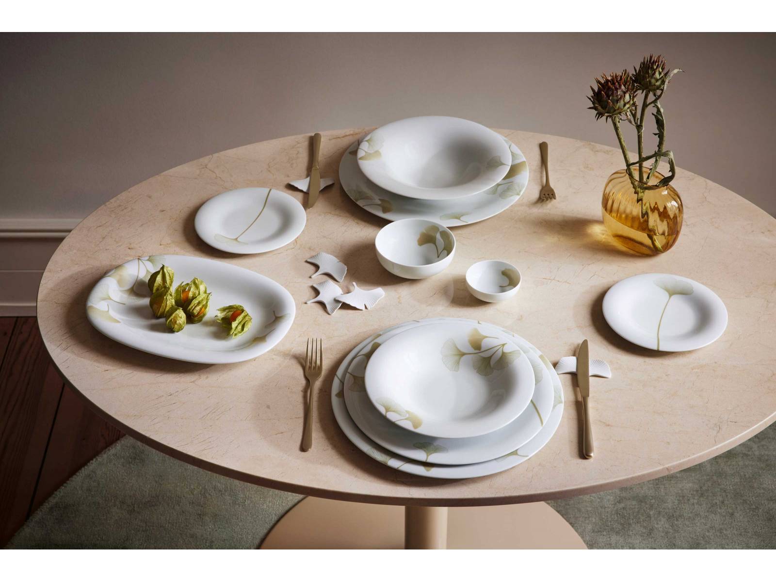 Abstrahierte Ginkgoblätter in zarten Grün- und Champagnertönen akzentuieren die sanft geschwungene Formensprache der Geschirrserie «Fluen». Das Dekor «Luminea» besticht durch seine leicht erhabene, seidige Haptik und seinen metallischen Perlglanz. FÜRSTENBERG.
