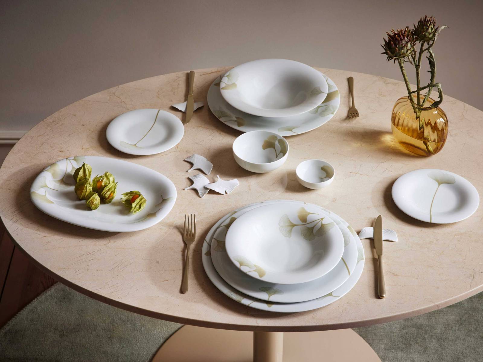 Abstrahierte Ginkgoblätter in zarten Grün- und Champagnertönen akzentuieren die sanft geschwungene Formensprache der Geschirrserie «Fluen». Das Dekor «Luminea» besticht durch seine leicht erhabene, seidige Haptik und seinen metallischen Perlglanz. FÜRSTENBERG.