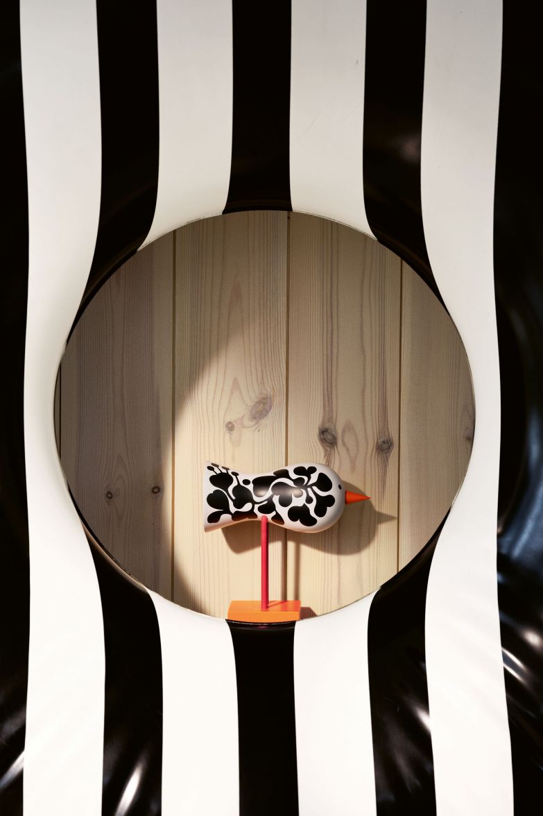 Nicht weniger als 200 Figuren hat die erfolg­reiche schwedische Designerin Lisa Larson in 70 Jahren entworfen, darunter die «Birds 1967». Diese farbenfrohen Vögel spiegeln ihre Freude an kräftigen Farben und grafischen Formen wider und symbolisieren ihren Glauben an Frieden und Verständigung. DESIGNHOUSESTOCKHOLM.COM, © PhothographerFredrikSweger