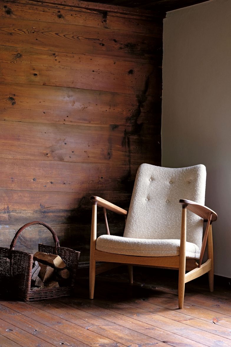 Mary Ellen Kettelhut wird es schmeicheln, dass der in den 1950er-Jahren nach ihr benannte Stuhl von Finn Juhl, zuvor nur als «SW 86» bekannt, in diesem Jahr neu aufgelegt und unter ihrem Namen produziert wird. Der bequeme und unver­wechselbare Massivholzstuhl «Kettelhut» mit der breiten umlaufenden Armlehne ist wahlweise mit Leder oder Textil bezogen. HOUSEOFFINNJUHL.COM