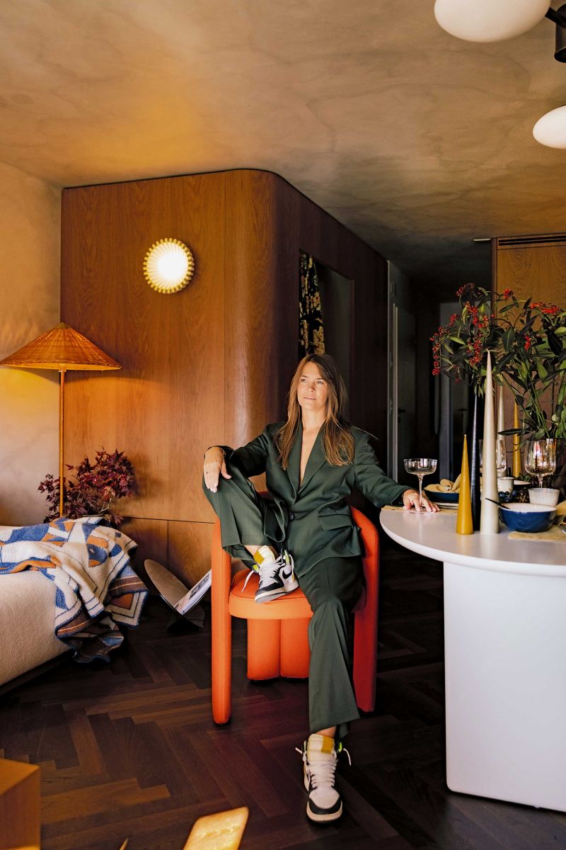 In Szene gesetzt: Fabienne Meyenhofer im Wohnbereich. Ihr Gespür für Details zeigt sich in den sorgfältig aufeinander abgestimmten Farben und Objekten. Oranger Stuhl «Dudet» von Patricia Urquiola für Cassina. Tisch: Eigenentwurf. Stehleuchte: «Willow» von Gubi.