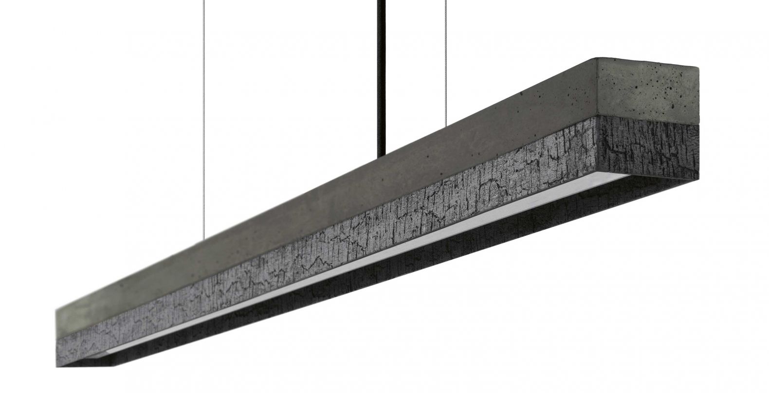 Bei der Yakisugi-Methode, einer traditionellen japanischen Kunst, wird Feuer nicht zum Verbrennen, sondern zur Konservierung von Holz eingesetzt. Dadurch erhält das Naturmaterial eine tiefschwarze karbonisierte Oberfläche, die der minimalistischen Hängeleuchte der «C-Serie» ihr unverwechselbares Äusseres verleiht. GANTLIGHTS.