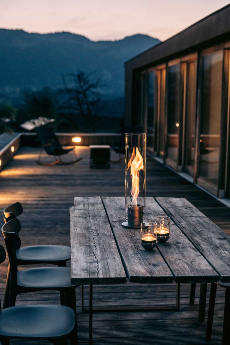 Ob fulminantes Lagerfeuer oder kleine Tischleuchte – die Faszination, die Feuer auf uns ausübt, ist dieselbe. Vor allem, wenn sich die Flammen in einem stetigen Wirbel bewegen wie beim Feuerlicht «Spin», das mit Bioethanol betrieben wird. Auch als Windlicht, Gartenfackel oder Hängefeuer erhältlich. HÖFATS.