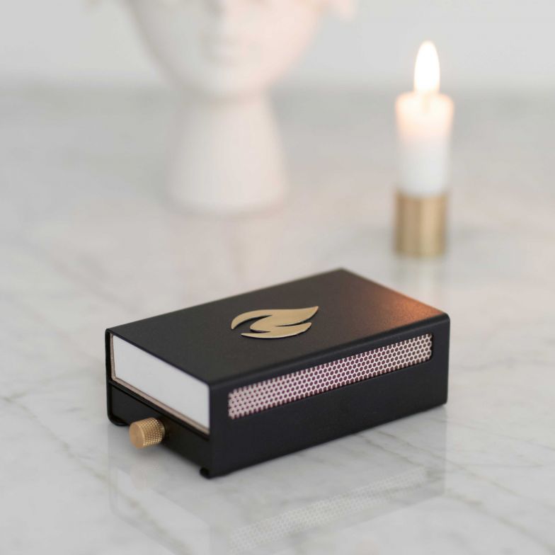 Um einen Alltagsgegenstand in ein Designobjekt zu verwandeln, reicht manchmal schon ein kleiner Trick. In diesem Fall ist es eine schwarze Stahlhülle, die einer herkömmlichen Streichholzschachtel zu Glanz verhilft. Wahlweise in Schwarz, Weiss oder Grau. NORDIC FLAME.