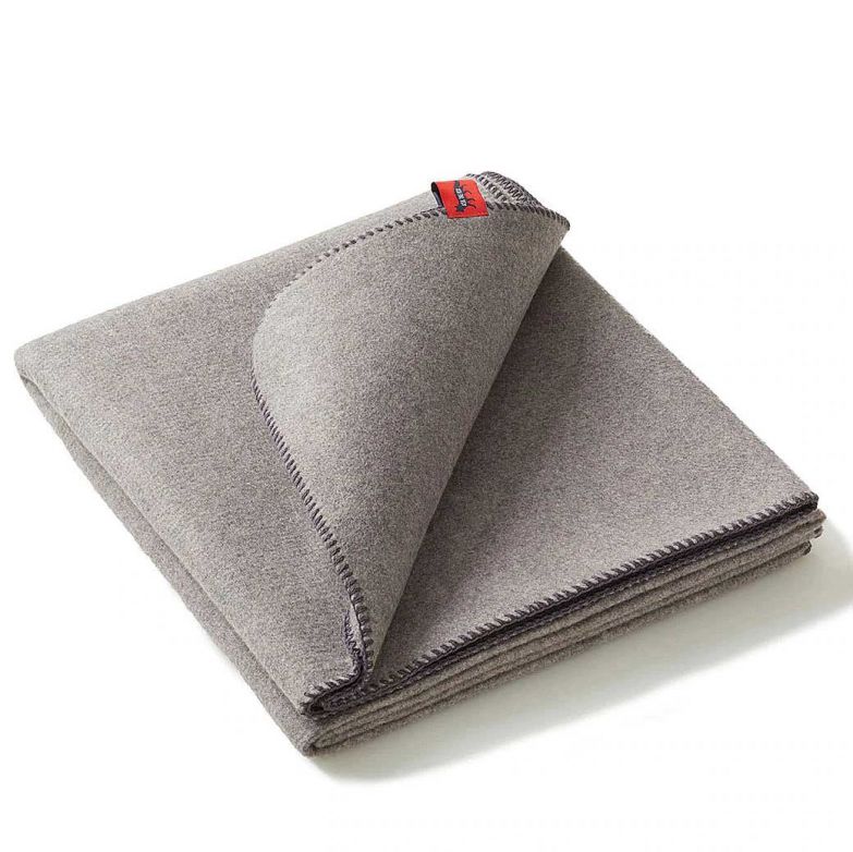 Sicher und geborgen fühlt man sich mit «Cosy Fox» im wahrsten Sinne des Wortes. Denn die Kuscheldecke aus feuerresistentem Material erstickt Flammen im Handumdrehen oder schützt darin eingehüllt vor Feuer und Hitze – und wird so zum Lebensretter im In- und Outdoorbereich. ASK THE FOX.