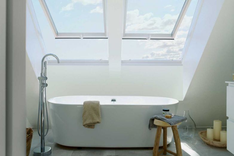 Automatisch lüften: Wissen Sie, wie lange gelüftet werden muss, wenn man ein Bad genommen oder geduscht hat? Bei den automatischen Dachfenstern in Kombination mit dem Zubehör «Velux Active» ermittelt ein Sensor die Luftqualität und stellt fest, wann und wie lange eine Frischluftzufuhr notwendig ist – die Fenster werden dann automatisch geöffnet und wieder geschlossen. Dadurch geht keine unnötige Heizwärme verloren. VELUX.CH
