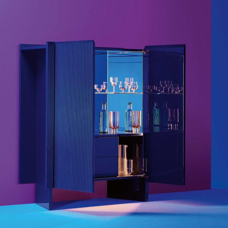 Die Kollektion «Hayama» von Patricia Urquiola umfasst ein Sideboard und neu auch einen Barschrank, wobei es die Fronten der Türen nicht mehr nur glatt lackiert gibt, sondern auch mit vertikal verlaufenden Rillen. CASSINA.COM